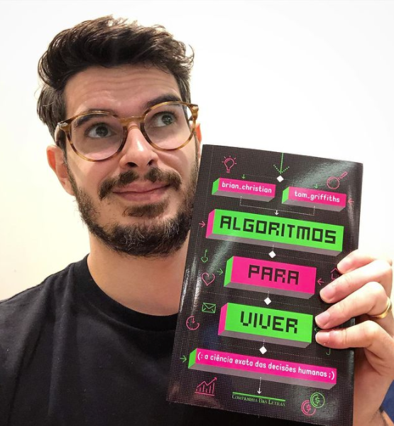 Diogo Cortiz segurando o livro Algoritmos para viver