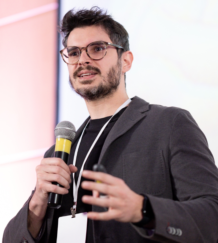 Retrato de Diogo Cortiz em conferência na IBM