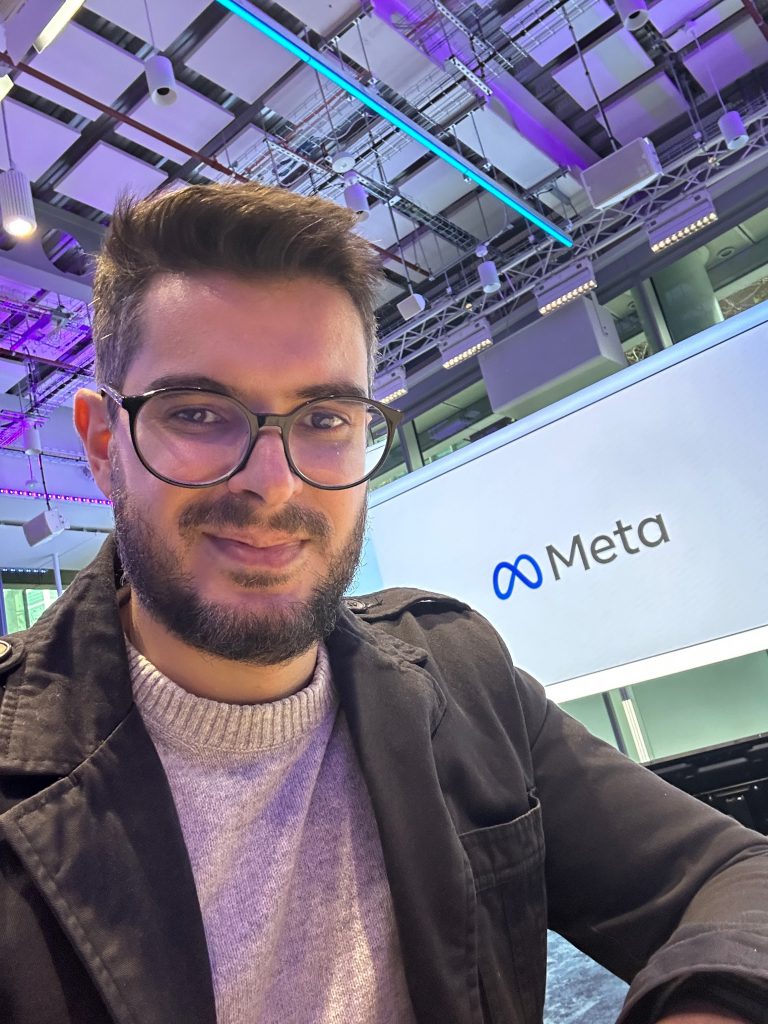 Retrato de Diogo Cortiz durante conferência na Meta