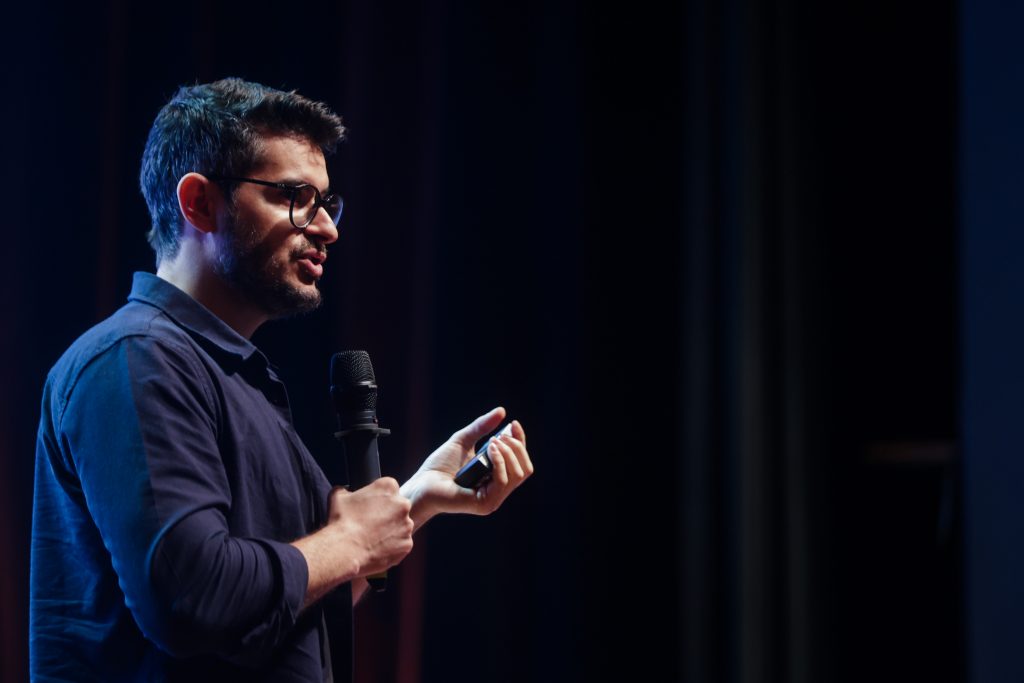 Diogo Cortiz em palestra sobre inteligencia artificial